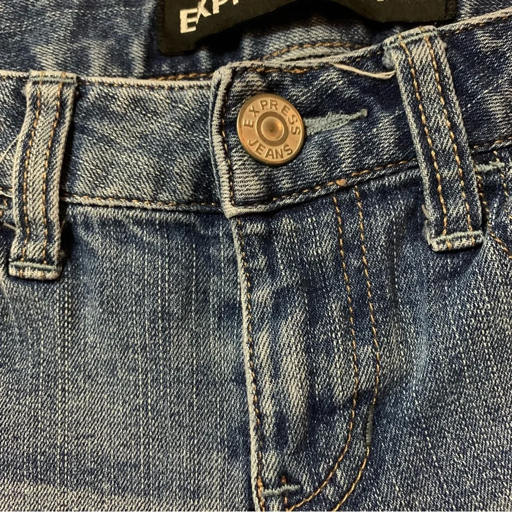 Express Jeans Outlet | medium wash distressed shorts | Sz 0 - Picture 3 of 11